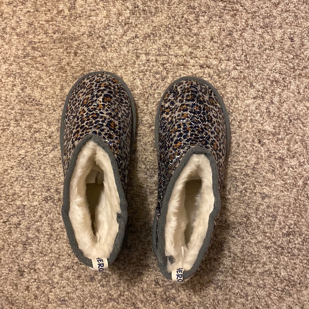 I am selling Aeropostale boots.